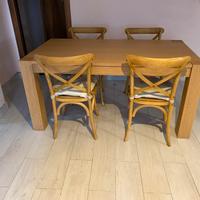 Tavolo in rovere, allungabile. Sedie incluse
