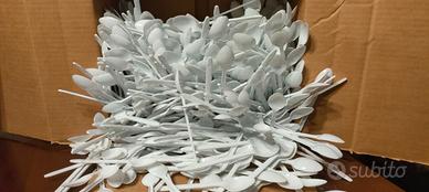 Centinaia di posate di plastica