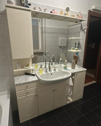 Bagno completo con specchio
