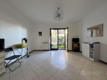 MONOLOCALE A MONTEROTONDO