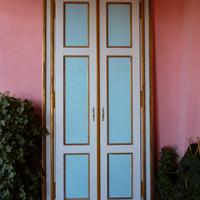 Porta antica /armadio a muro  laccata e dorata. 