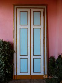 Porta antica /armadio a muro  laccata e dorata. 