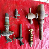 6 vecchi rubinetti in metallo e legno