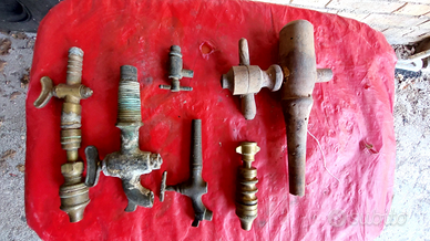 6 vecchi rubinetti in metallo e legno