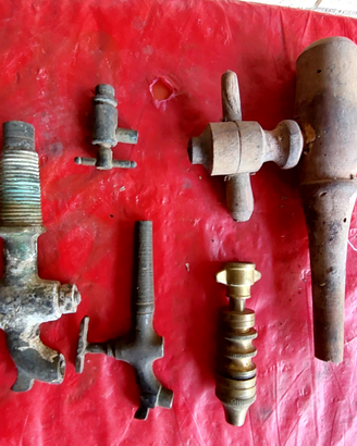 6 vecchi rubinetti in metallo e legno