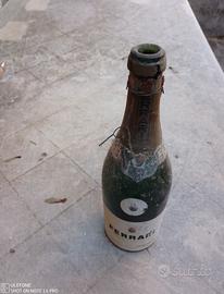 Vecchia bottiglia Ferrari spumanti vintage.