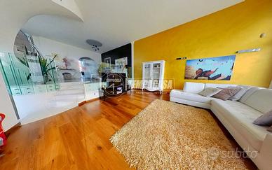 VILLA SU QUATTRO PIANI CON GIARDINO