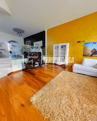 VILLA SU QUATTRO PIANI CON GIARDINO