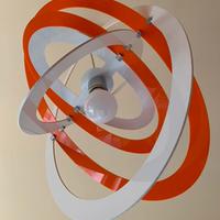 Lampadario a sospensione arancione e bianco