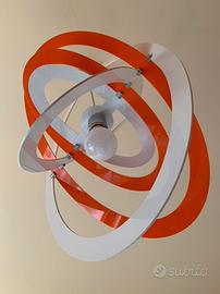 Lampadario a sospensione arancione e bianco