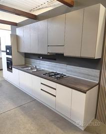 Mix cucine lineari di FINE SERIE, ADATTABILI