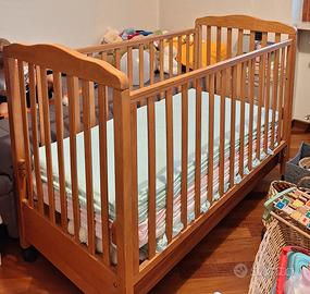 lettino con sbarre in legno 
