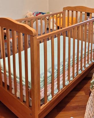 lettino con sbarre in legno 