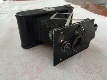 Macchina fotografica anni '20 con custodia
