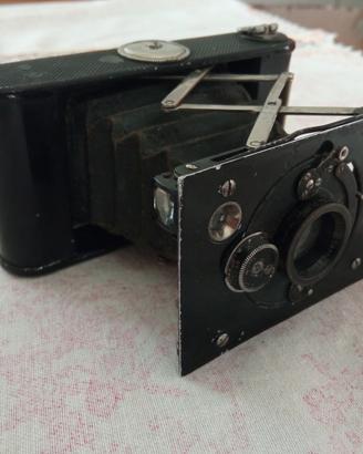 Macchina fotografica anni '20 con custodia