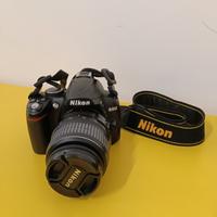 Nikon D3000 + obiettivo Zoom 18-55 mm + custodia