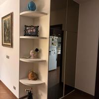 Cappottiera con mensole a giorno 