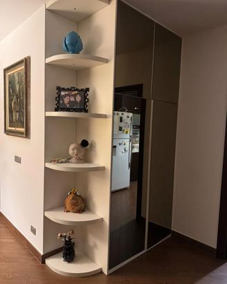 Cappottiera con mensole a giorno 