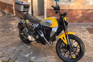 Moto Ducati Scrambler Icon 803 cc. Gialla
