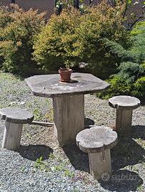 Antico tavolino con sgabelli cemento/pietra