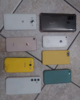 Lotto 8 Smartphone usati + Ricambi 