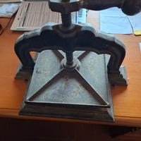 antica pressa in ghisa