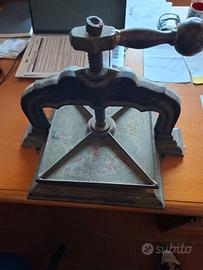 antica pressa in ghisa