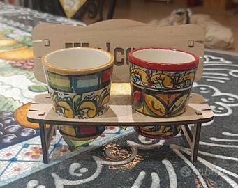 Panca in legno e 2 bicchieri in ceramica di calta