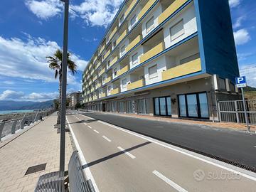 Locali COMMERCIALI / RESIDENZIALI fronte mare
