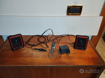 Casse stereo piccoline con alimentatore.