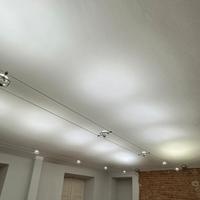 Sistema luci a tesata con faretti regolabili