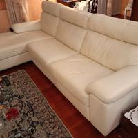 Divano in pelle bianca con penisola