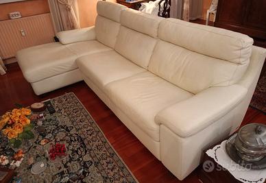 Divano in pelle bianca con penisola