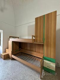 Letto a castello a soppalco con armadio integrato