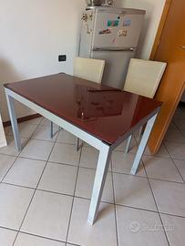 Tavolo moderno in vetro lucido e metallo