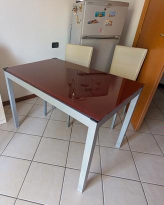 Tavolo moderno in vetro lucido e metallo
