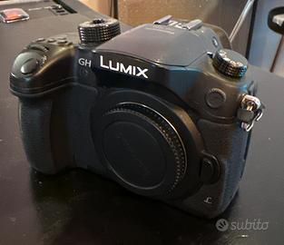 Panasonic LUMIX gh4 con 3 batterie