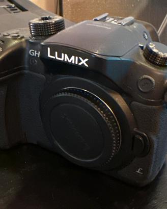 Panasonic LUMIX gh4 con 3 batterie