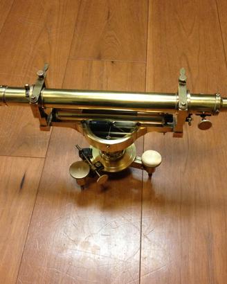 Teodolite antico con bussola