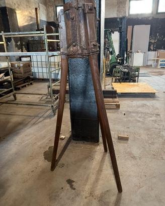 Antico battipalo manuale in legno e ferro tripiede