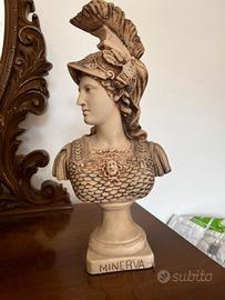 Scultura di Atena/Minerva e Colonna portavaso 