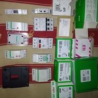 in blocco 9 pezzi materiale elettrico