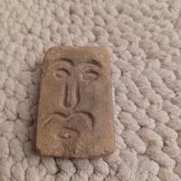 Antica tavoletta di pietra con incisioni