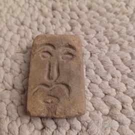 Antica tavoletta di pietra con incisioni