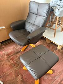 Poltrona marrone con poggiapiedi
