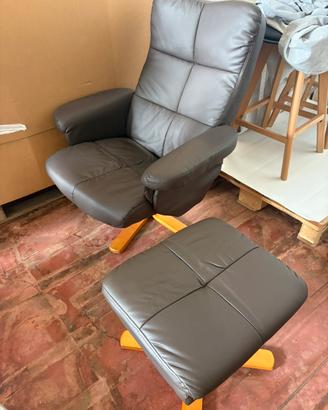 Poltrona marrone con poggiapiedi