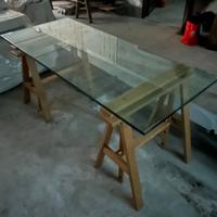 Tavolo con piano in vetro