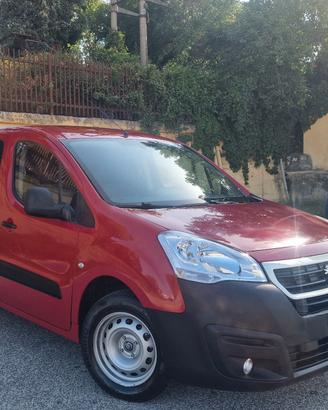Splendido Peugeot partner 5 posti + baule grande