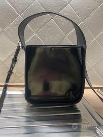 Borsa Calvin Klein originale lucida con tracolla