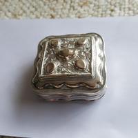 Antica scatoletta Eau De La Reine